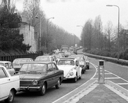 854979 Afbeelding van het autoverkeer op de Ds. Martin Luther Kinglaan te Utrecht, vanaf het 24 Oktoberplein. Links een ...